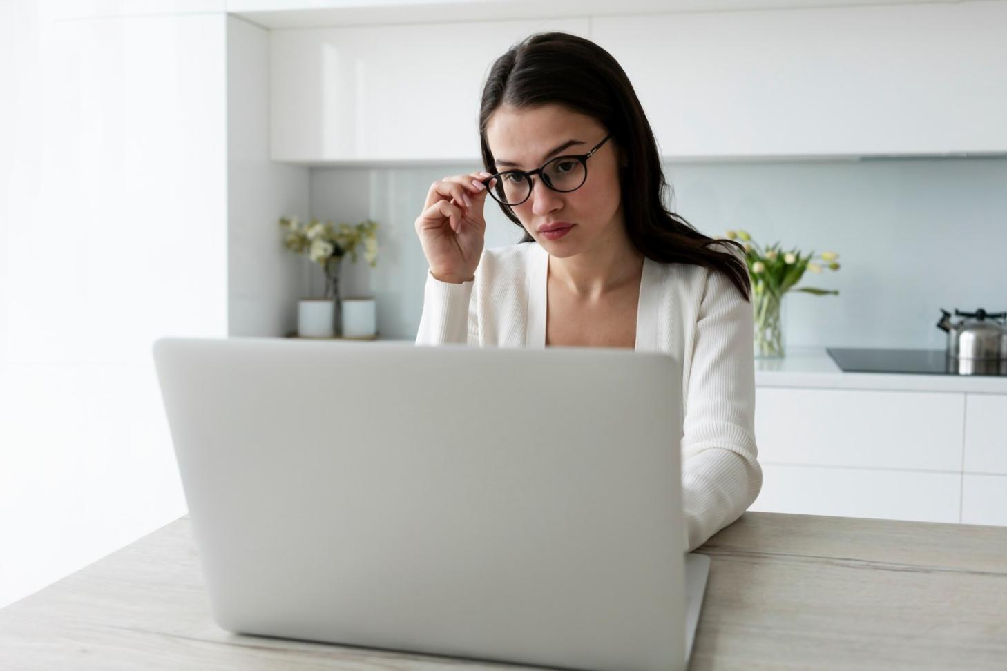Estudiantes trabajando en análisis financiero