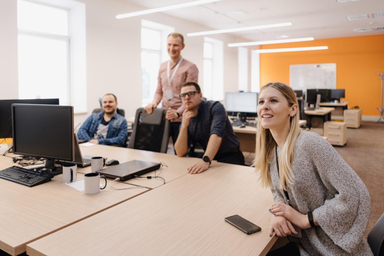 Equipo de xyronaraeon trabajando en estrategias financieras personalizadas