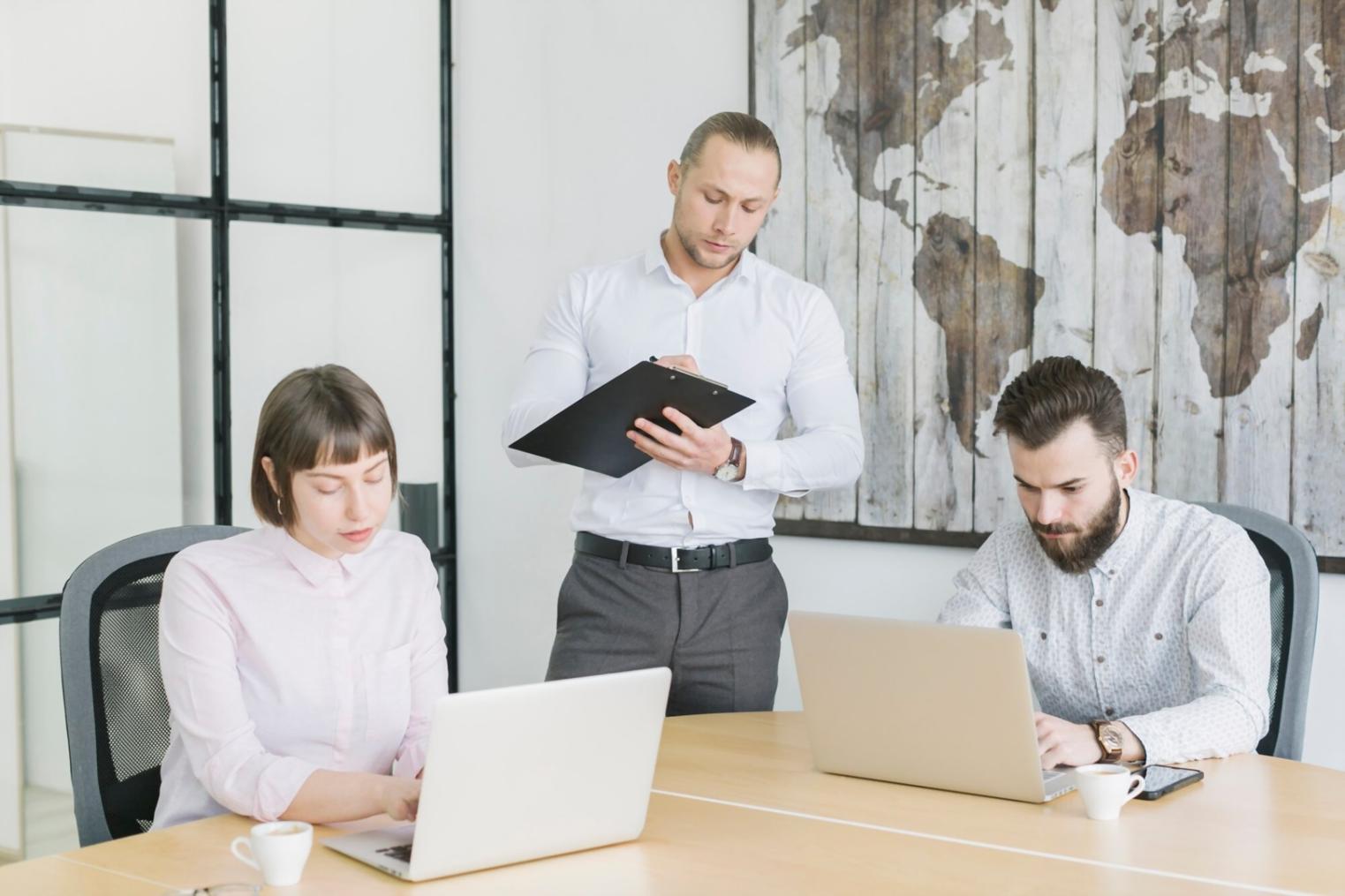 Profesionales trabajando en análisis financiero durante una sesión de formación